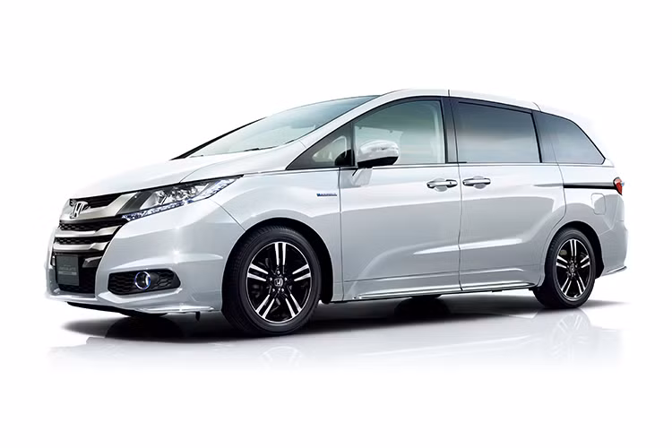 Ngoài ra, Honda cũng thiết kế hàng ghế sau cùng của Odyssey có thể tháo ra hoàn toàn, đem tới không gian khoang chứa đồ cực rộng khi cần thiết. Odyssey phiên bản toàn cầu chỉ có duy nhất tùy chọn động cơ 2,4 lít Earth Dreams DOHC i-VTEC 4 xi-lanh thẳng hàng, với công suất 188 mã lực/237 Nm đi kèm hộp số tự động vô cấp CVT.