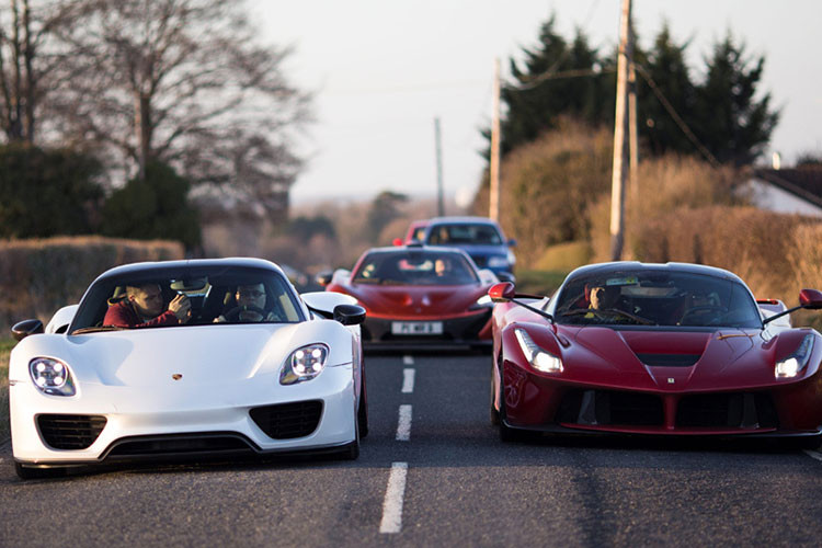 Màu xanh lục chính là màu bản mệnh của những người tuổi Nhâm Tý. Nếu sở hữu xe màu xanh lục, người tuổi Nhâm Tý sẽ không bị lạc đường và làm ăn thuận lợi. Ngoài ra, màu đen và màu xanh nước cũng hợp với mệnh này - đi xe ít tai nạn, sức khỏe tốt và ăn nên làm ra.