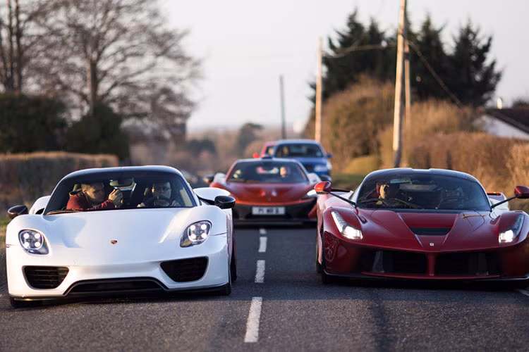 Màu xanh lục chính là màu bản mệnh của những người tuổi Nhâm Tý. Nếu sở hữu xe màu xanh lục, người tuổi Nhâm Tý sẽ không bị lạc đường và làm ăn thuận lợi. Ngoài ra, màu đen và màu xanh nước cũng hợp với mệnh này - đi xe ít tai nạn, sức khỏe tốt và ăn nên làm ra.