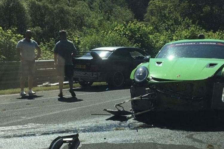 Màu xanh lục là màu tượng trưng cho hành Mộc. Theo ngũ hành, Thủy sinh Mộc, tuổi Bính Tý thuộc mệnh Thủy. Điều này có nghĩa là bổn mạng sinh ra xe, xe sẽ hút hết năng lực cuộc đời của gia chủ dẫn đến sức khỏe suy yếu, ít gặp được thuận lợi trong công việc và cuộc sống...