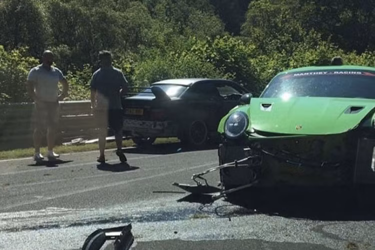 Màu xanh lục là màu tượng trưng cho hành Mộc. Theo ngũ hành, Thủy sinh Mộc, tuổi Bính Tý thuộc mệnh Thủy. Điều này có nghĩa là bổn mạng sinh ra xe, xe sẽ hút hết năng lực cuộc đời của gia chủ dẫn đến sức khỏe suy yếu, ít gặp được thuận lợi trong công việc và cuộc sống...