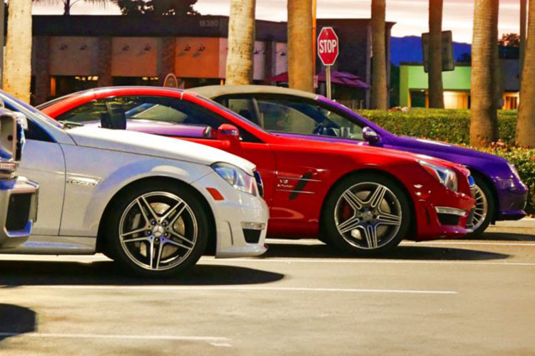 Màu trắng, màu ghi và màu xám chính là các màu bản mệnh của tuổi Giáp Tý. Nếu chọn mua ô tô màu trên, người tuổi Giáp Tý sẽ không bị lạc đường và làm ăn thuận lợi. Ngoài ra, màu vàng và màu nâu đất thuộc mệnh Thổ cũng phù hợp cho người tuổi Giáp Tý lái xe.