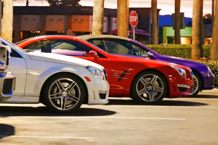 Màu trắng, màu ghi và màu xám chính là các màu bản mệnh của tuổi Giáp Tý. Nếu chọn mua ô tô màu trên, người tuổi Giáp Tý sẽ không bị lạc đường và làm ăn thuận lợi. Ngoài ra, màu vàng và màu nâu đất thuộc mệnh Thổ cũng phù hợp cho người tuổi Giáp Tý lái xe.