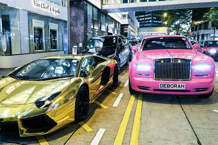 Màu đỏ, màu hồng và màu tín là màu tượng trưng cho mệnh Hỏa. Theo thuyết ngũ hành, Mộc sinh Hỏa nên chủ xe tuổi Nhâm Tý là bổn mạng sinh ra xe theo thuyết ngũ hành không nên chọn vì không gặp may mắn.