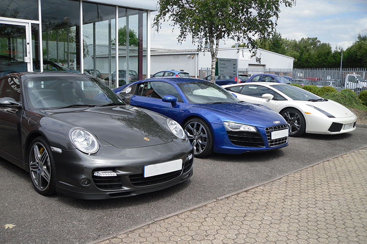 Theo thuyết ngũ hành, màu đen và màu xanh nước chính là màu bản mệnh của tuổi Bính Tý. Nếu đi tuổi Bính Tý chọn màu ôtô này, họ sẽ không bị lạc đường và làm ăn thuận lợi hơn so với những màu bình thường khác.