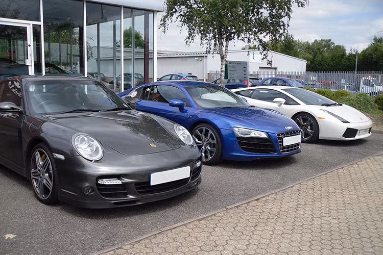 Theo thuyết ngũ hành, màu đen và màu xanh nước chính là màu bản mệnh của tuổi Bính Tý. Nếu đi tuổi Bính Tý chọn màu ôtô này, họ sẽ không bị lạc đường và làm ăn thuận lợi hơn so với những màu bình thường khác.