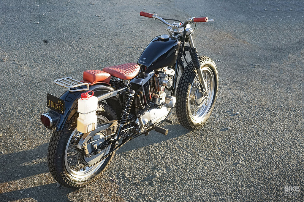 Ở phía sau, Jared thêm vào giá hành lý và một cái đèo nhỏ để chứa bình xăng phụ - cả hai đều được làm bằng thép không gỉ. Các chi tiết mới được làm lại cho thân xe gồm bình nhớt, bộ điều chỉnh phanh phía trước nằm trên phuộc dưới và thanh dẫn nhỏ cho đầu cắm bugi.