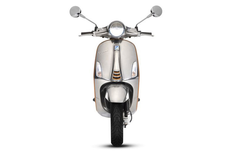 Theo lộ trình sản xuất được tiết lộ, Vespa Elettrica sẽ bắt đầu xuất xưởng từ tháng 9 và bán ra tại châu Âu từ tháng 10 tới. Trong khi đó, người dùng tại Mỹ và châu Á sẽ phải chờ tới đầu năm 2019. Tuy tập đoàn mẹ Piaggio vẫn rất kín tiếng về mức giá bán của chiếc xe điện này, nhưng dự kiến mức giá sẽ ngang với một số mẫu xe cao cấp hiện nay của Vespa.