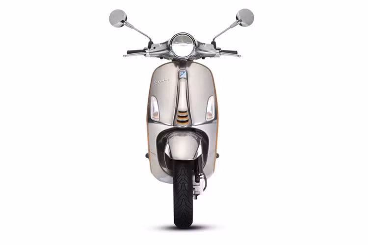 Theo lộ trình sản xuất được tiết lộ, Vespa Elettrica sẽ bắt đầu xuất xưởng từ tháng 9 và bán ra tại châu Âu từ tháng 10 tới. Trong khi đó, người dùng tại Mỹ và châu Á sẽ phải chờ tới đầu năm 2019. Tuy tập đoàn mẹ Piaggio vẫn rất kín tiếng về mức giá bán của chiếc xe điện này, nhưng dự kiến mức giá sẽ ngang với một số mẫu xe cao cấp hiện nay của Vespa.