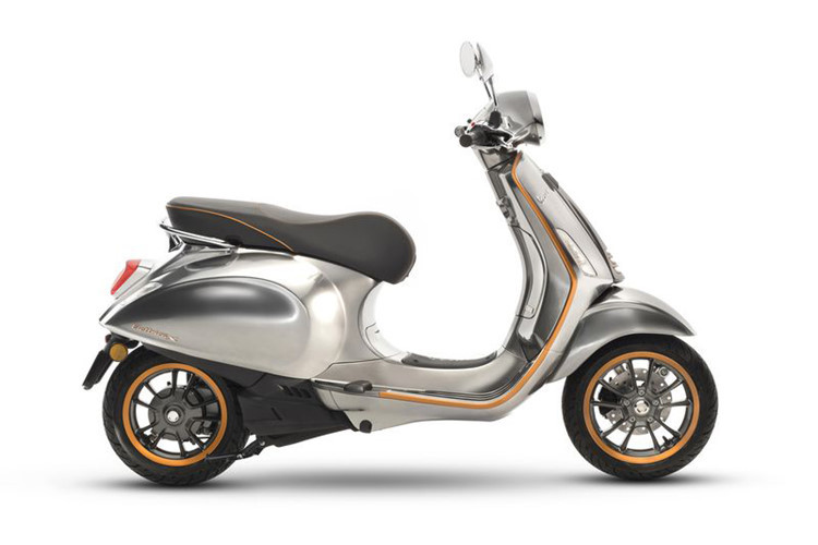 Vespa hiện không tiết lộ thông tin gì về tốc độ tối đa của chiếc xe ga Elettrica mới này, tuy nhiên hãng cho biết xe sẽ có chế độ chạy tiết kiệm điện (giới hạn tốc độ chỉ 30 km/giờ) nhằm tận dụng tối đa dung lượng pin.