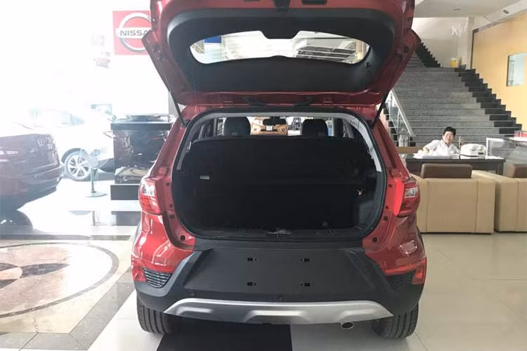 Hệ thống an toàn trang bị trên BAIC V2 khá đầy đủ với 6 túi khí , phanh đĩa 4 bánh, hệ thống phanh chống bó cứng ABS, phân bổ lực phanh điện tử EBD, hệ thống kiểm soát độ bám đường TSC… Cốp xe cũng được thiết kế tiện dụng khi gập hàng ghế thứ hai cho dung tích sử dụng lớn hơn.