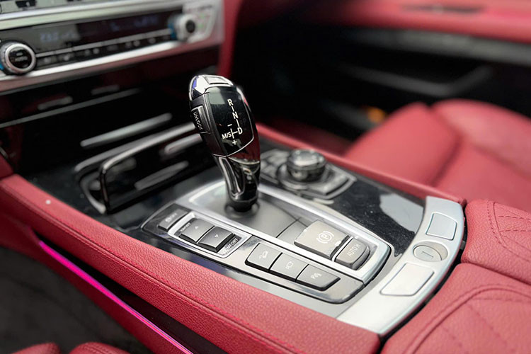 Chủ xe cũng đã nâng cấp đồng hồ tốc độ sang màn hình điện tử toàn phần, giúp khoang lái hiện đại hơn. Màn hình giải trí trung tâm cũng được thay mới với kích thước lớn, đặt nổi thay vì kiểu nguyên bản có phần nhỏ hơn.