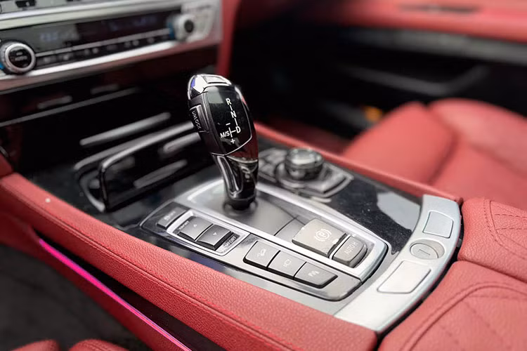 Chủ xe cũng đã nâng cấp đồng hồ tốc độ sang màn hình điện tử toàn phần, giúp khoang lái hiện đại hơn. Màn hình giải trí trung tâm cũng được thay mới với kích thước lớn, đặt nổi thay vì kiểu nguyên bản có phần nhỏ hơn.