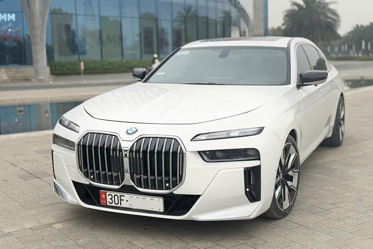 Dù đã trải qua hơn một thập kỷ, nhưng với những nâng cấp đáng kể về diện mạo và công nghệ, chiếc BMW 750Li 2010 độ bodykit G70 vẫn thu hút sự quan tâm của những người yêu thích dòng xe sang tại Việt Nam. 