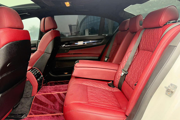 Cụm đồng hồ hiển thị kiểu 3D sâu nên không bị mỏi mắt. Màn hình của giao diện iDrive cũng theo kiểu chữ nổi, màu sắc phong phú và thay đổi nền mỗi khi chuyển sang ứng dụng khác nên rất thú vị. 