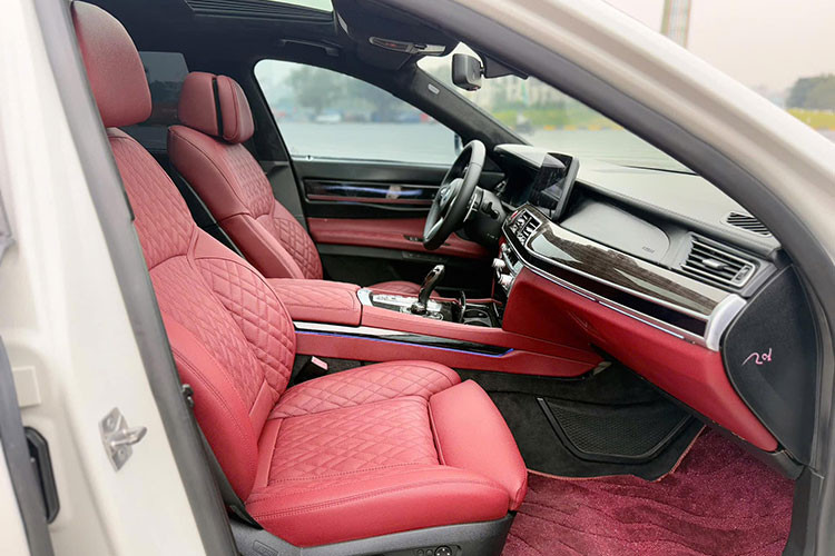 Về nguyên bản, nội thất của BMW 750Li đời 2010 có thể gói gọn cảm giác "rộng mênh mông, sang và hiện đại". Chất liệu da cao cấp, cộng với vân gỗ, xen kẽ các chi tiết mạ crôm tạo sự nhẹ nhàng, ấm áp và thoải mái.