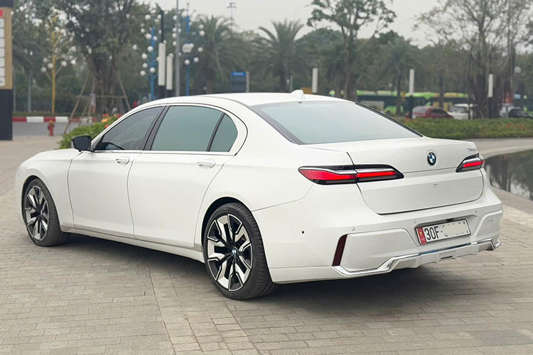 BMW 750Li 2010 được trang bị động cơ tăng áp V8 4.4L, cho công suất cực đại 408 mã lực và mô-men xoắn 600 Nm. Kết hợp với hộp số tự động 8 cấp, chiếc sedan hạng sang này có khả năng tăng tốc từ 0-100 km/h trong 4,8 giây và đạt tốc độ tối đa 250 km/h.