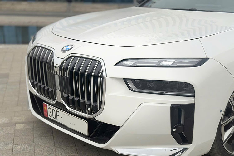 Những thay đổi bao gồm cản trước hầm hố, đèn pha đặt thấp hơn, lưới tản nhiệt cỡ lớn, đèn hậu LED thanh mảnh và cản sau thể thao. Nếu chỉ nhìn lướt qua phần đầu và đuôi xe, rất dễ nhầm lẫn đây là một chiếc BMW 7-Series 2025 có giá trị vài tỷ đồng. Tuy nhiên, khi quan sát kỹ phần thân xe, có thể nhận ra một số đặc điểm không thể "độ" theo bản mới do liên quan đến kết cấu xe.