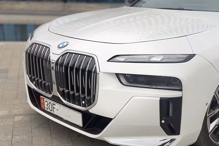 Những thay đổi bao gồm cản trước hầm hố, đèn pha đặt thấp hơn, lưới tản nhiệt cỡ lớn, đèn hậu LED thanh mảnh và cản sau thể thao. Nếu chỉ nhìn lướt qua phần đầu và đuôi xe, rất dễ nhầm lẫn đây là một chiếc BMW 7-Series 2025 có giá trị vài tỷ đồng. Tuy nhiên, khi quan sát kỹ phần thân xe, có thể nhận ra một số đặc điểm không thể "độ" theo bản mới do liên quan đến kết cấu xe.