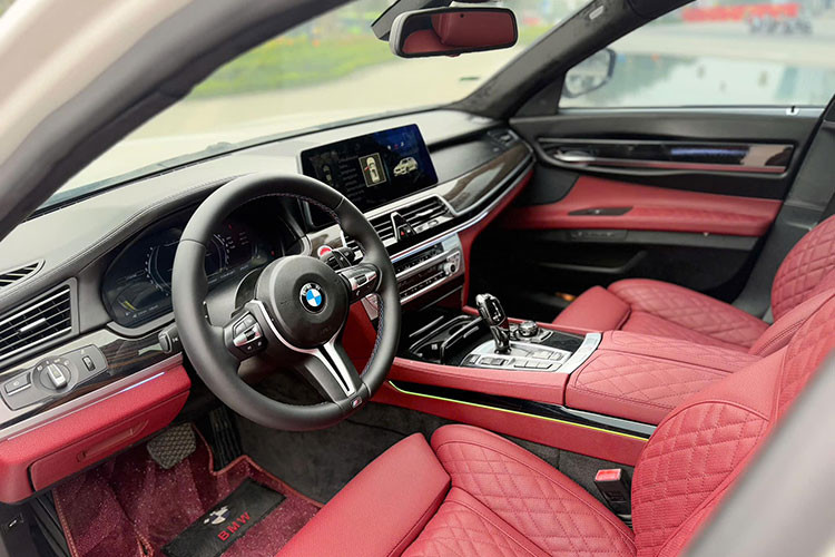 Bên trong khoang nội thất, chiếc xe sử dụng tông màu đỏ chủ đạo. Nhiều khả năng toàn bộ ghế ngồi đã được bọc lại mới. Tình trạng hiện tại vẫn khá tốt, ghế còn độ căng và không xuất hiện dấu hiệu xuống cấp.