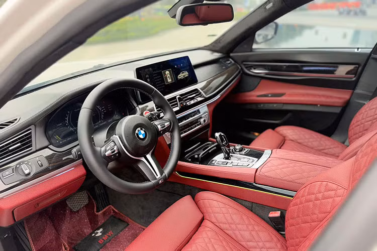 Bên trong khoang nội thất, chiếc xe sử dụng tông màu đỏ chủ đạo. Nhiều khả năng toàn bộ ghế ngồi đã được bọc lại mới. Tình trạng hiện tại vẫn khá tốt, ghế còn độ căng và không xuất hiện dấu hiệu xuống cấp.