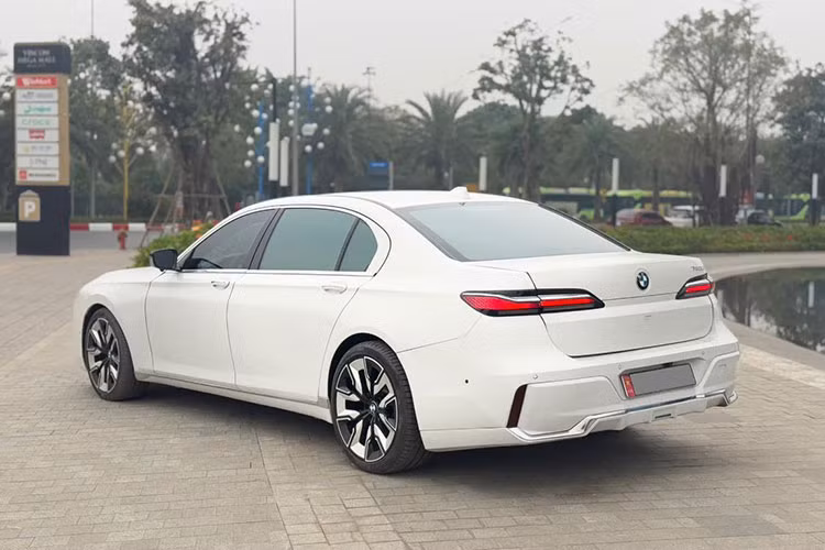 Ngay cả trên thị trường xe cũ, những chiếc BMW 7-Series G70 đời mới cũng có mức giá bán lại trên 5 tỷ đồng. Cá biệt, một chiếc BMW 735Li M Sport 2023 có giá thấp nhất cũng lên tới 3,9 tỷ đồng. Tìm hiểu thêm thông tin, thực chất đây là chiếc BMW 750Li sản xuất năm 2010 (mã F01) được chủ nhân độ bộ bodykit bản M Sport của thế hệ G70. 