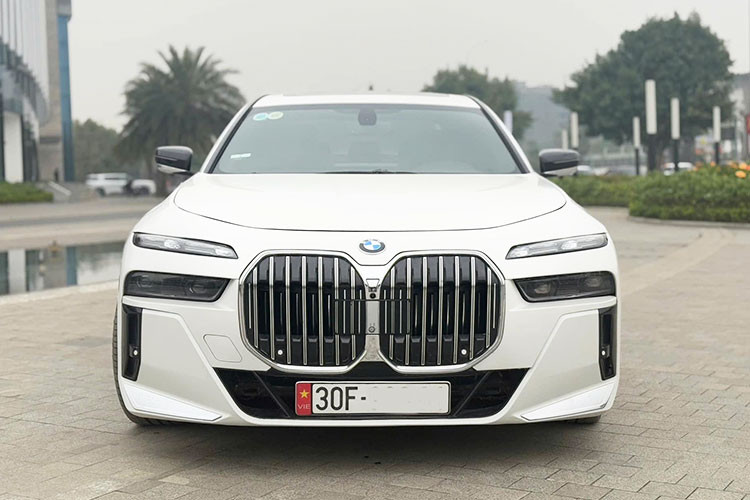 Về tổng thể, chiếc xe BMW 750Li 2010 độ 7 Series 2025 vẫn giữ được diện mạo sáng bóng. Màu sơn thân xe bóng bẩy, các chi tiết đèn vẫn còn mới, điều này không quá bất ngờ bởi phần lớn linh kiện bên ngoài đã được thay thế so với nguyên bản. 