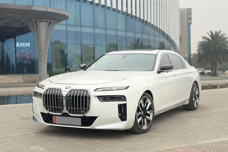 Mới đây một chiếc BMW 7-Series đời 2025 (mã G70) đang được rao bán lại trên thị trường xe cũ Hà Nội với mức giá chỉ hơn 800 triệu đồng. Điều này khiến nhiều người bất ngờ, bởi tại Việt Nam, giá xe BMW 7-Series 2025 có mức mua mới dao động từ 4,5 đến 6 tỷ đồng.