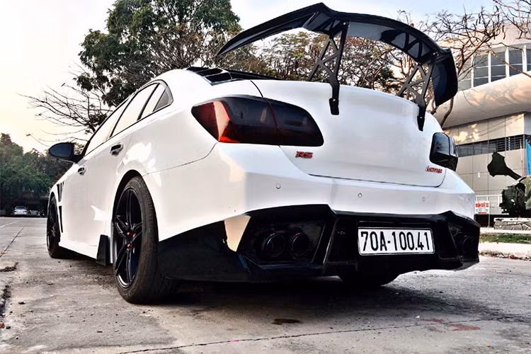 Tiếp đến là ốp kính phía sau của chiếc xe với các khe dạng mang cá tương tự như trên nắp ca-pô phía trên phần động cơ của siêu xe thể thao Lamborghini Huracan. Để tăng thêm sự hầm hố cũng như tính khí động học, chủ nhân “lên đời” thêm cánh gió giúp cho xe chạy ổn định hơn.