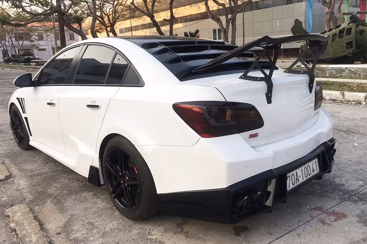 Theo chủ nhân của chiêc xe Chevrolet Cruze độ tại Tây Ninh này cho hay, “Khi nảy ra ý tưởng và thực hiện xong dự án táo bạo này, bạn bè không ai tin có thể làm được. Lúc đầu tôi cũng nản, nhưng với quyết tâm và niềm đam mê cũng sự hỗ trợ của xưởng độ Phi Long, nó thành hiện thực”.