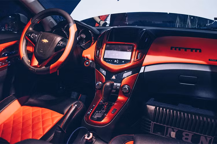 Bên trong nội thất của mẫu Chevrolet Cruze độ siêu xe Lamborghini Huracan này, một số chi tiết cũng đã được chủ nhân trang bị thêm đi kèm tông màu cam nổi bật. Hệ thống ghế ngồi, bảng táp lô, hệ thống âm thanh... cũng đã được làm mới mang đậm cá tính riêng của chủ nhân.