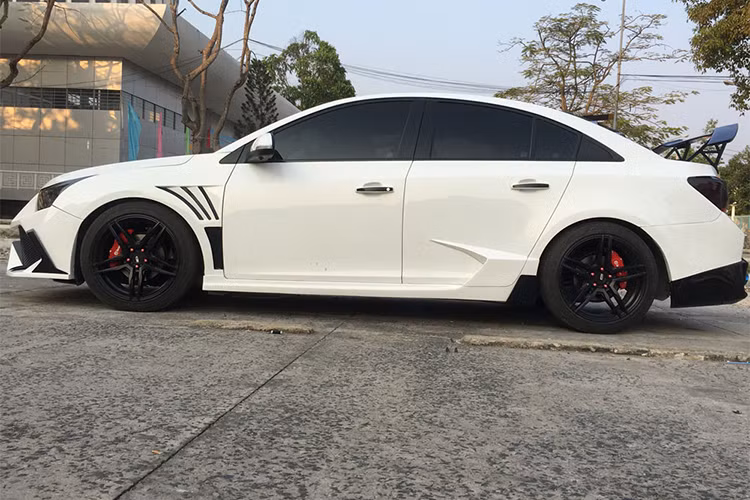 Đầu tiên trên bản độ này chính là việc trang bị bộ bodykit Mansory giúp phần đuôi phía sau của chiếc Chevrolet Cruze cho giống với chiếc siêu xe Lamborghini Huracan, gồm cản sau là các viền ốp nhựa màu đen, lưới tản nhiệt dạng tổ ống lượn sóng và cặp ống-xả đôi đối xứng hai bên.