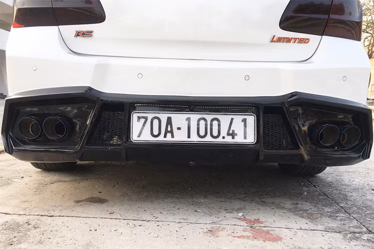 Bộ cản của xe làm từ vật liệu composite, được xưởng độ tại Sài Gòn tự thiết kế và hoàn thiện. Líp và hông xe cũng được chế tạo thủ công. Các chi tiết khác như ống xả, mâm xe, cụm đèn... cũng được độ lại cho phù hợp.