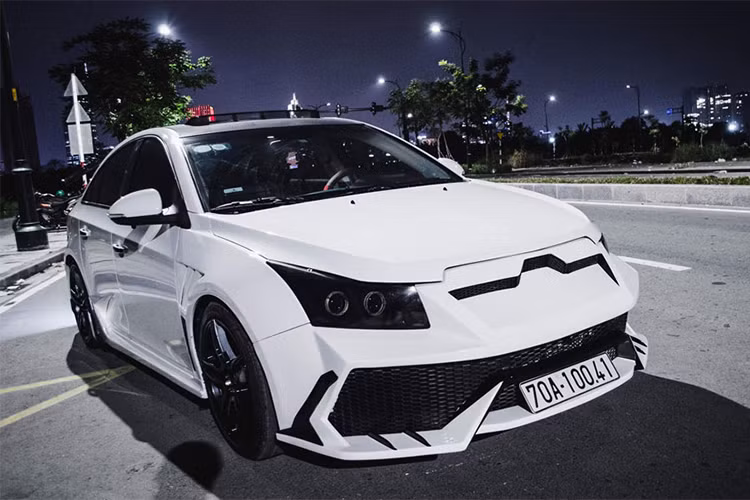 Ngoài việc làm mới ngoại hình chiếc xe sedan giá rẻ với phong cách siêu xe cùng các chi tiết ở nội thất được làm mới, sức mạnh của chiếc Chevrolet Cruze này vẫn được giữ nguyên như trên bản độ trước đó. Hiện mức giá để độ mẫu xe này vẫn chưa được chủ nhân của nó tiết lộ.