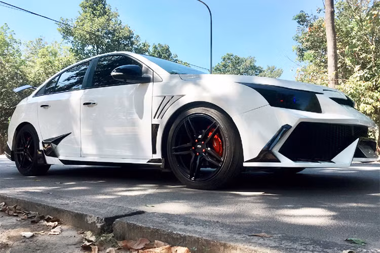 Bên cạnh đó, bộ đèn xe cũng được làm lại với dải LED ban ngày gần giống với mẫu siêu xe Huracan và hai projector được lấy từ chiếc SUV hạng sang Audi Q5. Đằng sau xe được thay thế ống xả bật/tắt âm thanh cùng chụp pô Akrapovic carbon đậm chất thể thao.