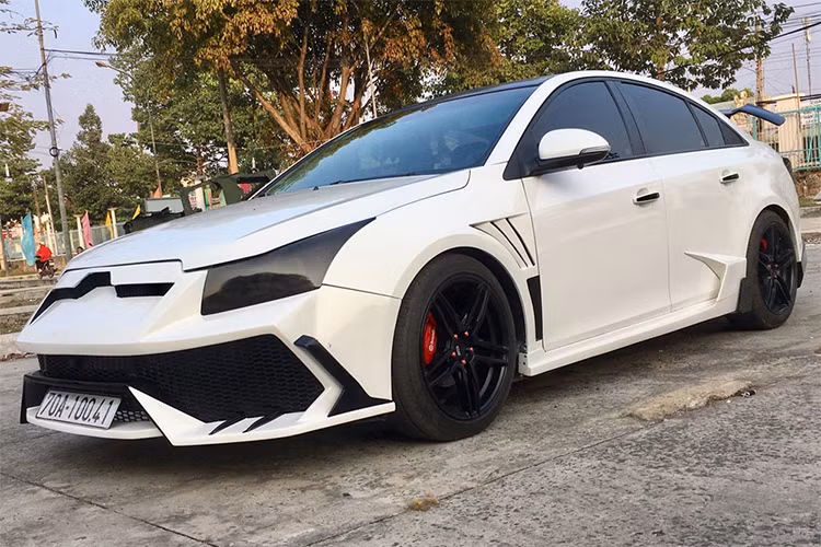 Chiếc xe sedan Chevrolet Cruze độ siêu xe mang phong cách Lamborghini Huracan “độc nhất vô nhị” của một chủ nhân sống tại Tây Ninh từng gây xôn xao trên nhiều diễn đàn xe hơi, mới đây lại tiếp tục được chủ nhân bổ sung thêm một vài chi tiết khá giống với chiếc Huracan nguyên bản.
