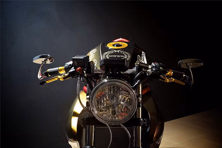 Đèn trước của xe đã được thay đổi với pha 7 inch cho phù hợp với phong cách cafe racer. Xe được độ cặp phuộc có thể điều chỉnh của Ninja ZXR636R, giảm xóc của Honda CBR RR.