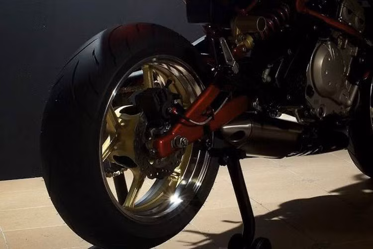 Kawasaki ER-6N được lên bộ mâm mới bóng loáng của Ninja 636, gắp sau được sơn màu đỏ cùng nhiều chi tiết nhỏ đã được thay thế.