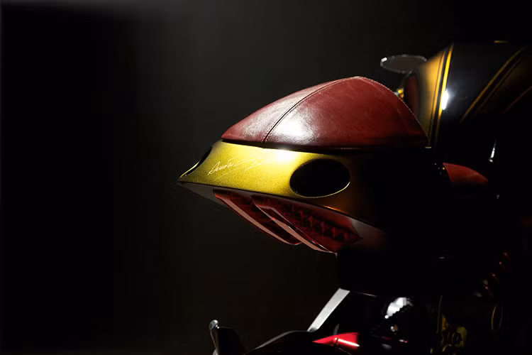 Phần đuôi xe bằng nhôm được sơn màu vàng phí dưới, bọc da màu đó khá hợp tông xe phía trên. Đèn xi-nhan được chế riêng cực kỳ độc đáo.