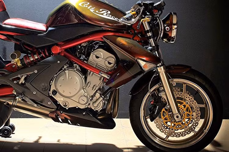 Xe được sơn lại theo phong cách tắc kè hoa với sự kết hợp giữa màu đỏ, vàng và đồng.