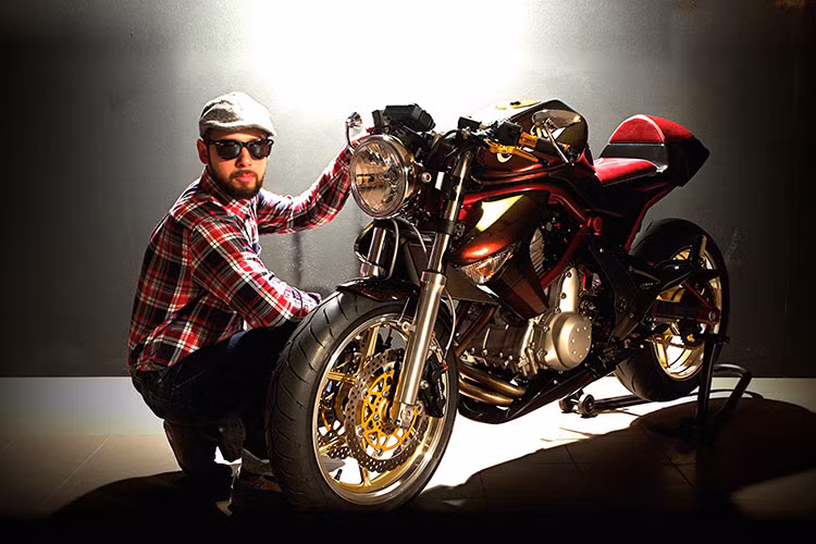 Xe sở hữu động cơ 4 thì 2 xi-lanh công suất 71 mã lực với bộ lọc gió hiệu K&amp;N. Decal "Cafe Racer" trên bình xăng.