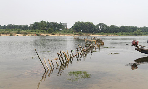 Dan dong tran dia coc tre giua song ngan 'cat tac'