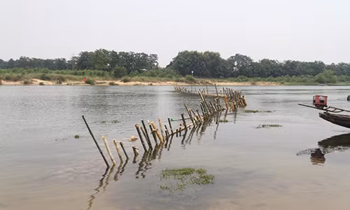 Dan dong tran dia coc tre giua song ngan 'cat tac'