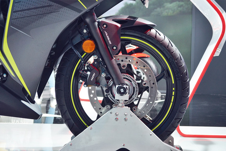 Hệ thống treo trên mẫu xe này vẫn giữ nguyên với phuộc ống lồng ở trước và giảm xóc đơn phía sau. Cùng với đó là bộ vành đúc 17 inch đi kèm bộ vỏ không xăm kích thước 110 ở trước và 140 ở sau, hệ thống phanh đĩa ở cả trước và sau với kích thước lần lượt là 296mm và 220mm.