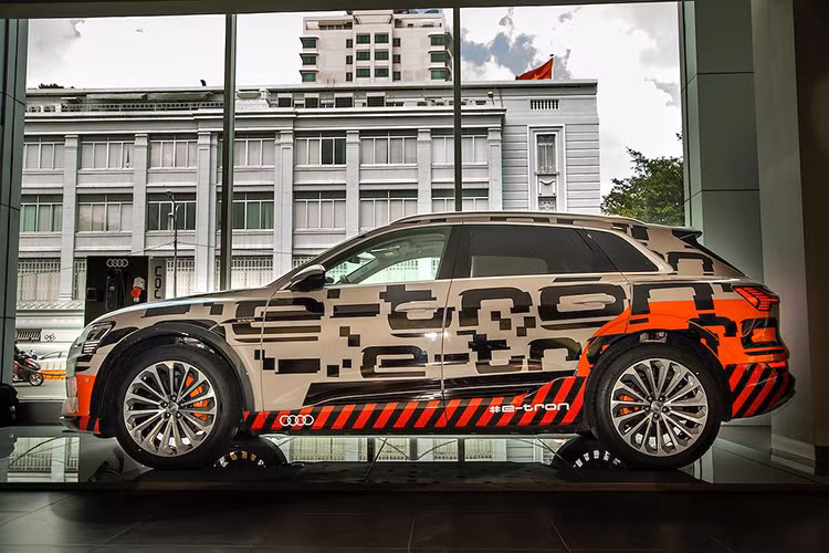 Tại ASEAN, Audi e-tron lần đầu tiên được ra mắt tại sự kiện Audi Brand Experience ở Singapore tháng 10/2018. Hiện tại, mẫu xe này đã được Audi đem về Việt Nam với mục đích trưng bày. Dù là một mẫu xe điện nhưng về kiểu dáng, e-tron vẫn đi theo ngôn ngữ thiết kế tương đồng với các dòng xe SUV/Crossover Audi hiện tại như Q8.