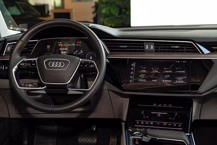 Với màn hình đồng hồ chính ảo tiêu chuẩn, người lái có thể chọn giữa 2 chế độ hiển thị với rõ ràng tất cả các thông tin dưới dạng đồ họa sắc nét, độ phân giải cao. Các tính năng tiện nghi kết hợp với vật liệu chất lượng cao và trình độ thủ công tinh xảo khiến cho chiếc xe điện trở thành một trải nghiệm cao cấp.