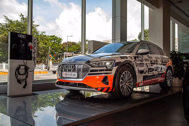 “Audi là thương hiệu xe sang đầu tiên tại Việt Nam trưng bày xe chạy hoàn toàn bằng điện – Audi e-tron – chiếc xe đã có sẵn để bán tại thị trường Châu Âu, do đó sau khi có những chính sách và thuế hỗ trợ từ chính quyền Việt Nam, chúng tôi sẽ sẵn sàng mang tới cho khách hàng Việt Nam”, ông Trần Tấn Trung – Tổng Giám đốc, nhà phân phối chính thức Audi tại Việt Nam hé lộ.
