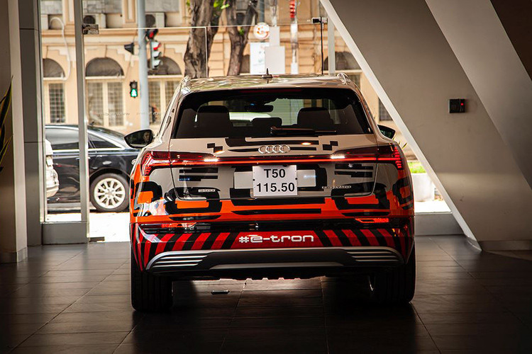 Phần đuôi xe, các thanh trên thanh khuếch tán rộng gợi sự chú ý với việc loại bỏ thiết kế ống xả. Logo e-tron trên nắp sạc nổi bật với tín hiệu điện áp cao màu cam. Audi e-tron là một chiếc SUV điện thích hợp cho nhu cầu thể thao, gia đình và giải trí. Chiều dài 4.901m, rộng 1.935m và cao 1.616m mang đến sự rộng rãi và thoải mái như một mẫu xe cỡ lớn điển hình của thương hiệu bốn vòng tròn.