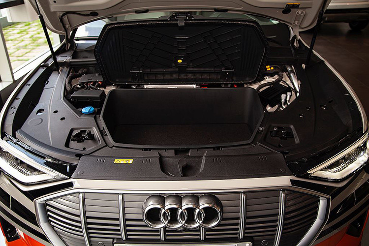 Với mỗi mô tơ điện được đặt ở mỗi cầu xe, Audi đã có thể tích hợp các tính năng của hệ thống dẫn động 4 bánh quattro nổi tiếng của hãng. Xe vận hành nhờ hai mô-tơ điện sử dụng năng lượng từ bộ pin 95kWh giúp đảm bảo duy trì hành trình dài. Audi đưa ra nhiều giải pháp để sạc khác nhau cho xe như hệ thống sạc di động tiêu chuẩn có thể được sử dụng trên cả nguồn điện gia đình 230 volt hoặc nguồn điện 3 pha 400 volt.