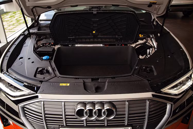 Với mỗi mô tơ điện được đặt ở mỗi cầu xe, Audi đã có thể tích hợp các tính năng của hệ thống dẫn động 4 bánh quattro nổi tiếng của hãng. Xe vận hành nhờ hai mô-tơ điện sử dụng năng lượng từ bộ pin 95kWh giúp đảm bảo duy trì hành trình dài. Audi đưa ra nhiều giải pháp để sạc khác nhau cho xe như hệ thống sạc di động tiêu chuẩn có thể được sử dụng trên cả nguồn điện gia đình 230 volt hoặc nguồn điện 3 pha 400 volt.